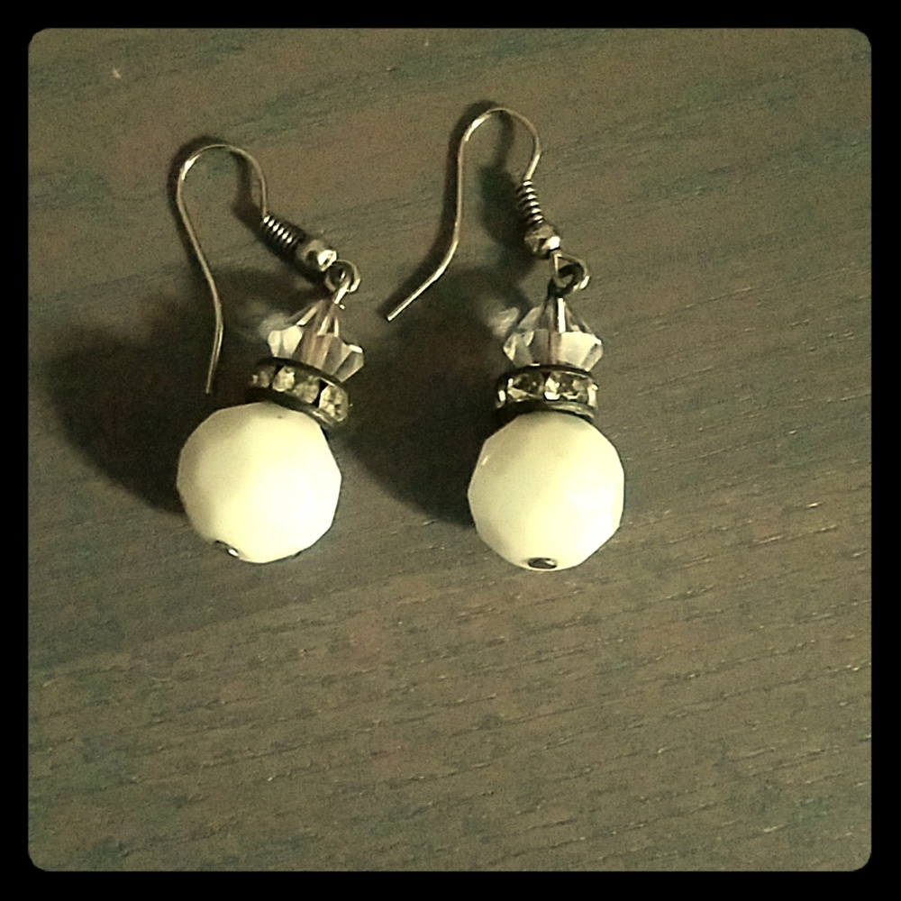 Dangling earrings (white)